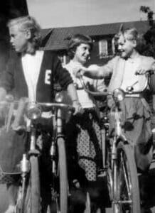 En bild från 1954 då tjejerna är på väg till skolstarten på Wallinskolan efter sommarlovet, Eva till vänster och Inger till höger. Foto: Privat