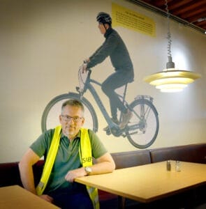 Ove Sjödahl jobbar på produktionsservice och cykelpendlar till jobbet från Medväga. Han är ett litet steg på vägen till ett fossilfritt samhälle.