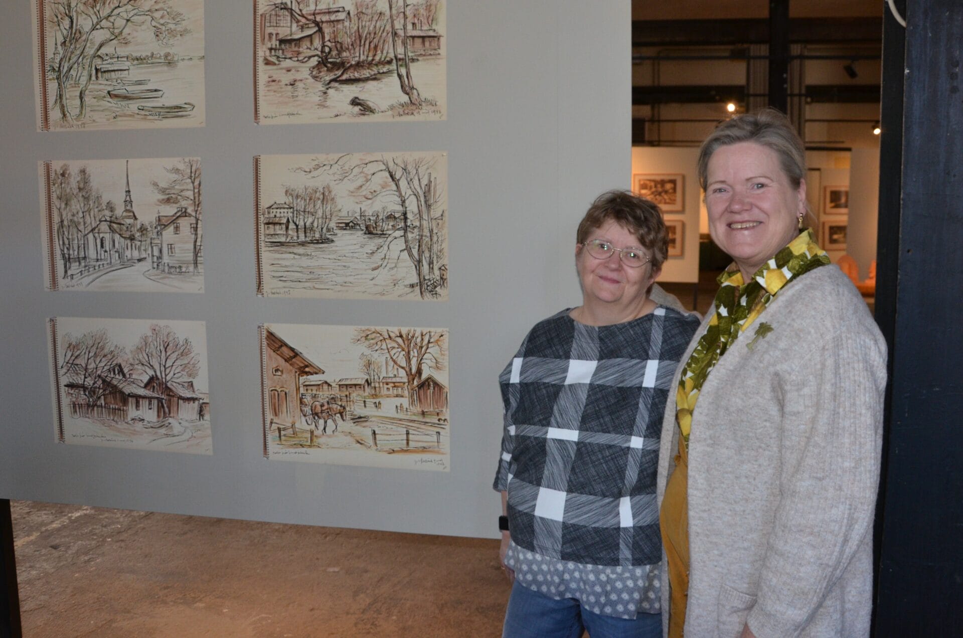 Anne Seppänen, kulturchef i Smedjebackens kommun, och Ann Olander, Dalarnas museum, bredvid illustrationer från skissblock.