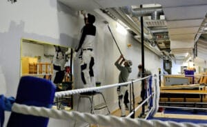 Efter bara några veckor i tvåan får målerieleverna jobba med ett riktigt uppdrag: Renoveringsmåleri hos boxningsklubben BK Masen. 