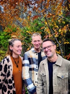 Tack vare Julia Grund har Tomas Eriksson och Ronny Axberg (till höger) upptäckt Bäsna trädgård och blir snart Gagnefsbor med egen handelsträdgård. Julia ska också jobba tillsammans med sina vänner. 