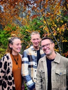 Tack vare Julia Grund har Tomas Eriksson och Ronny Axberg (till höger) upptäckt Bäsna trädgård och blir snart Gagnefsbor med egen handelsträdgård. Julia ska också jobba tillsammans med sina vänner.