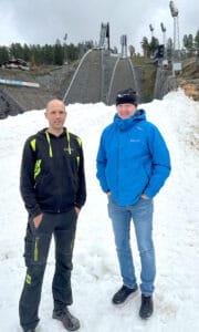 ”Spårmakare” Andreas Käll och Jonas Boström, enhetschef för idrottsplatser i Falu kommun, slår ett slag för att alla ska betala spåravgift i den nya spårslingan nu har öppnat på Lugnet. Skidåkning