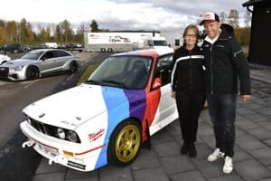 Syskonen Mona och Mattias Ekström visade upp sin pappa Bengt Ekströms drömprojekt, en BMW.