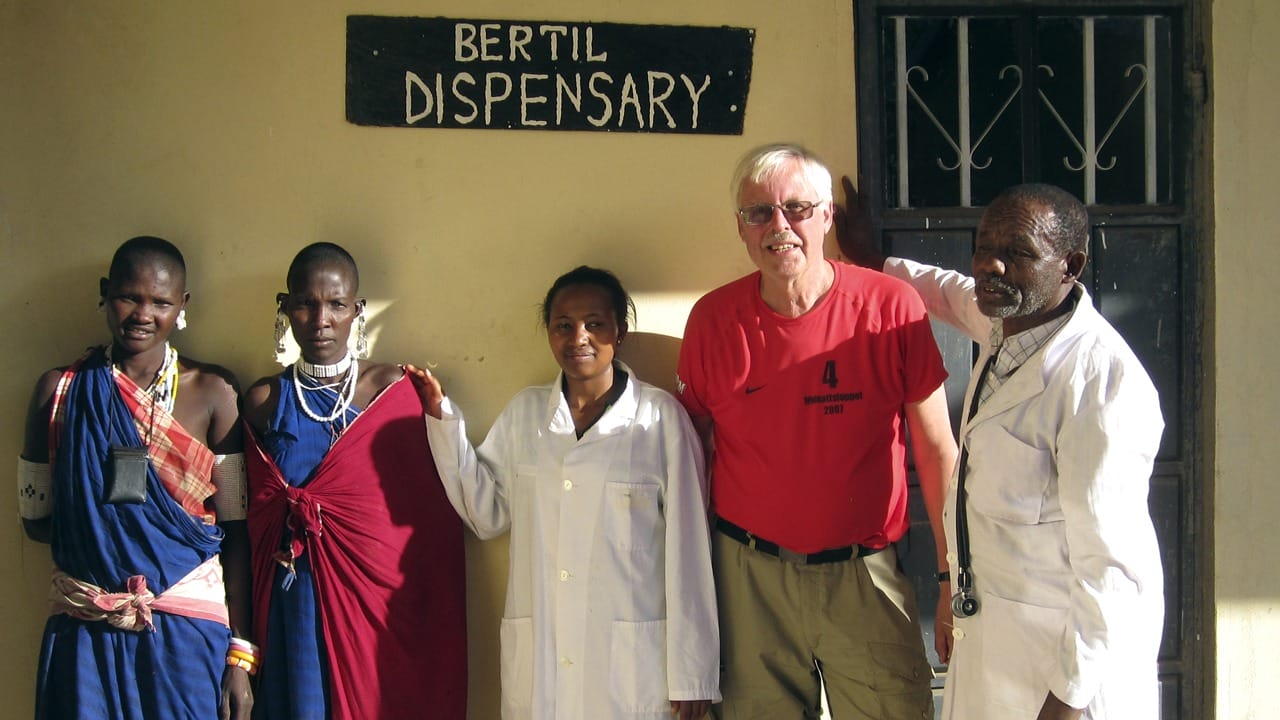 Hedemorabon Bertil Wennberg vid ett sjukhus för massajer i Tanzania.