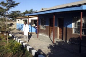 Läkare utanför ett nybyggt sjukhus i Tanzania.