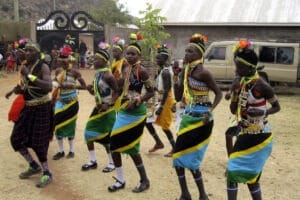 Massajer som dansar i samband med en sjukhusinvigning i Tanzania.