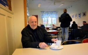 Björn Axel Thedor Lilja vill inte sitta ensam hemma. Därför går han till Ria nästan dag. "För att träffa folk. Och för konjakens skull", skojar han.