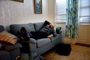 Eva, som egentligen heter något annat, passar på att vila en stund medan hennes nytvättade byxor håller på att torktumlas.
