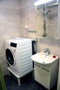 Efter renoveringen. Så här ser ett av de nyrenoverade badrummen på Bullermyren ut. Tvättmaskin kan hyresgästen välja till, men det kostar 93 kronor i månaden. 