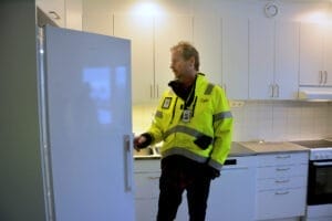I de större lägenheterna får hyresgästerna både fullstort kylskåp och frys. "Det är tomt men kallt", konstaterar byggprojektledaren Johan Forsman. 