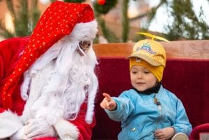 Jultomte tillsammans med ett barn.