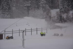 I veckan började ett gäng att arbeta med snötillverkning på skidanläggningen.