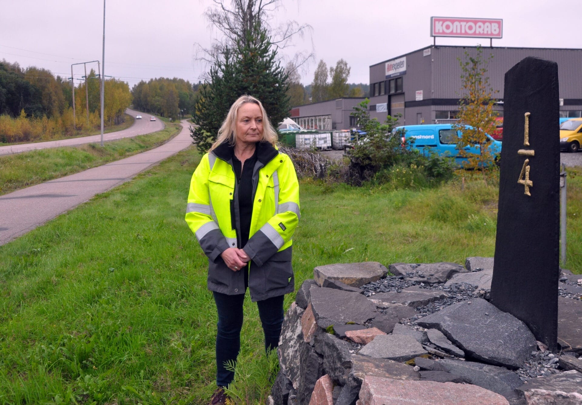 Marie Johansson, projektledare Trafikverket,, vid en milstolpe Falun. Foto: Trafikverket