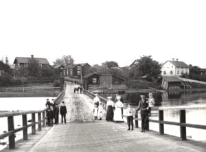 Flottbron i Nyckelby byggdes 1856 och revs 1970. I början kostade det 1 öre för gående och 12 öre för en vagn med två hästar att ta sig över.