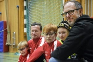Magnus Englund i sällskap av sina tre bolltrollande barn samt klubbens innebandyansvarige Daniel Isacson. Foto: Sonny Jonasson