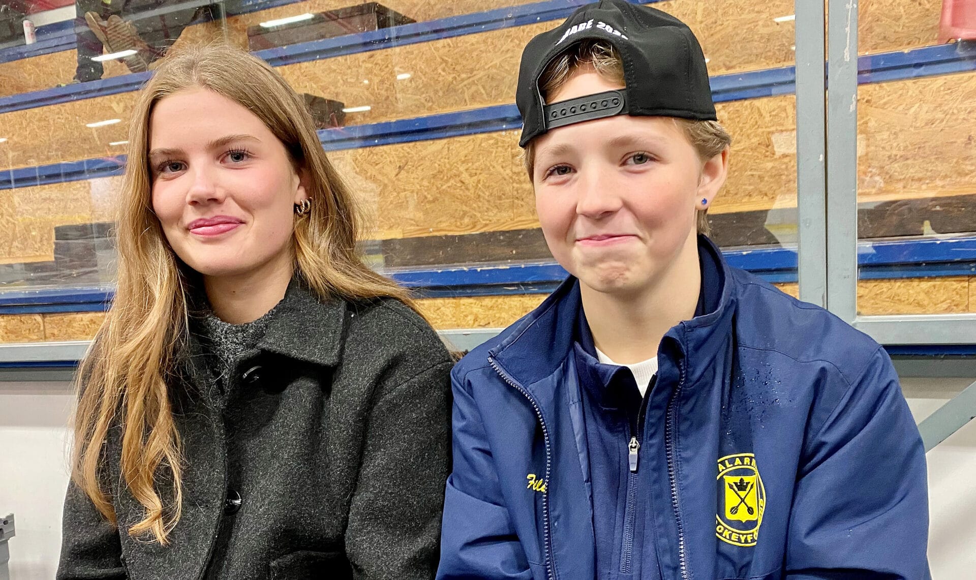 Astrid Thorsberg och Filippa Englöf. Tv-pucken, ishockey