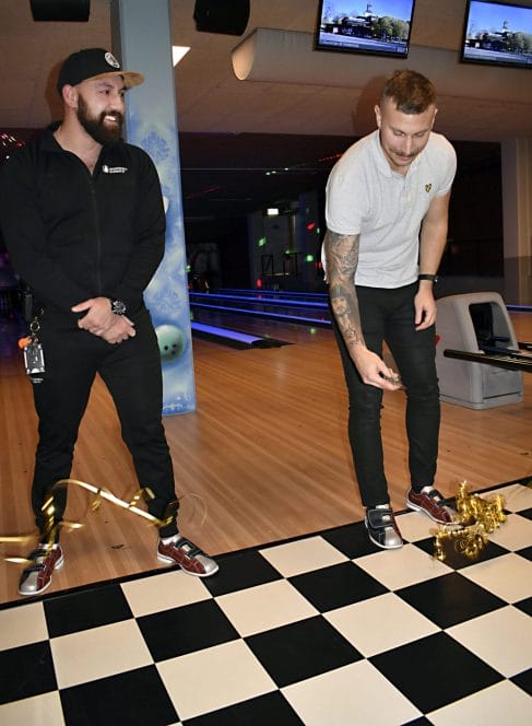 Michael Gustavsson och Mikael Gråbo nyinviger bowlinghallen i Hedemora