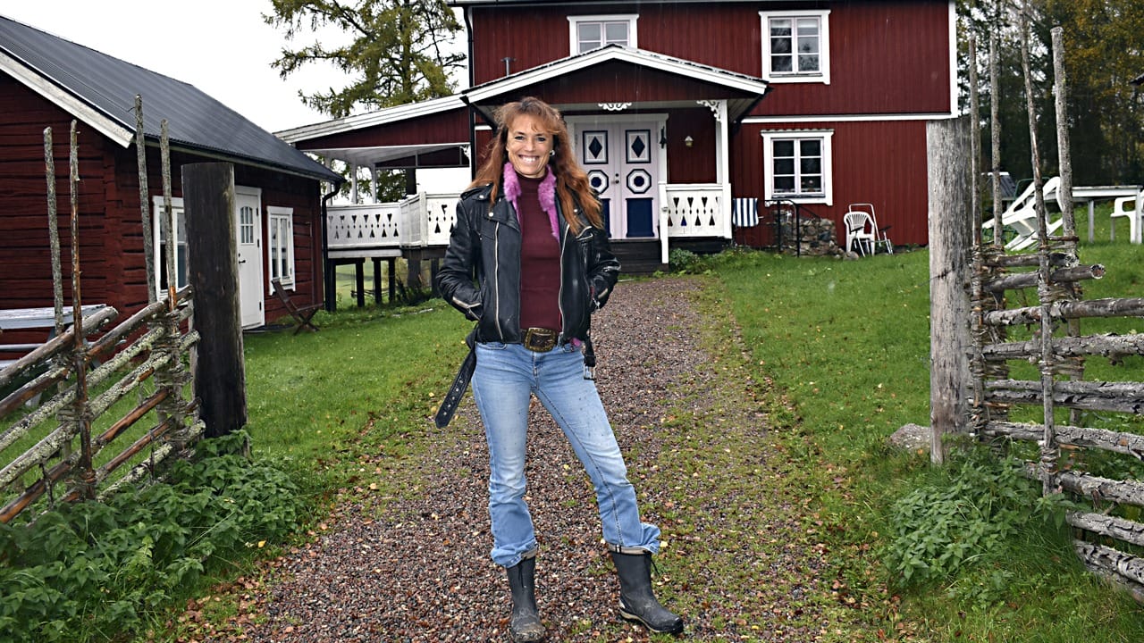 Artisten Cecilia Kyllinge framför sitt hus i Källsbyn, Dala-Husby.