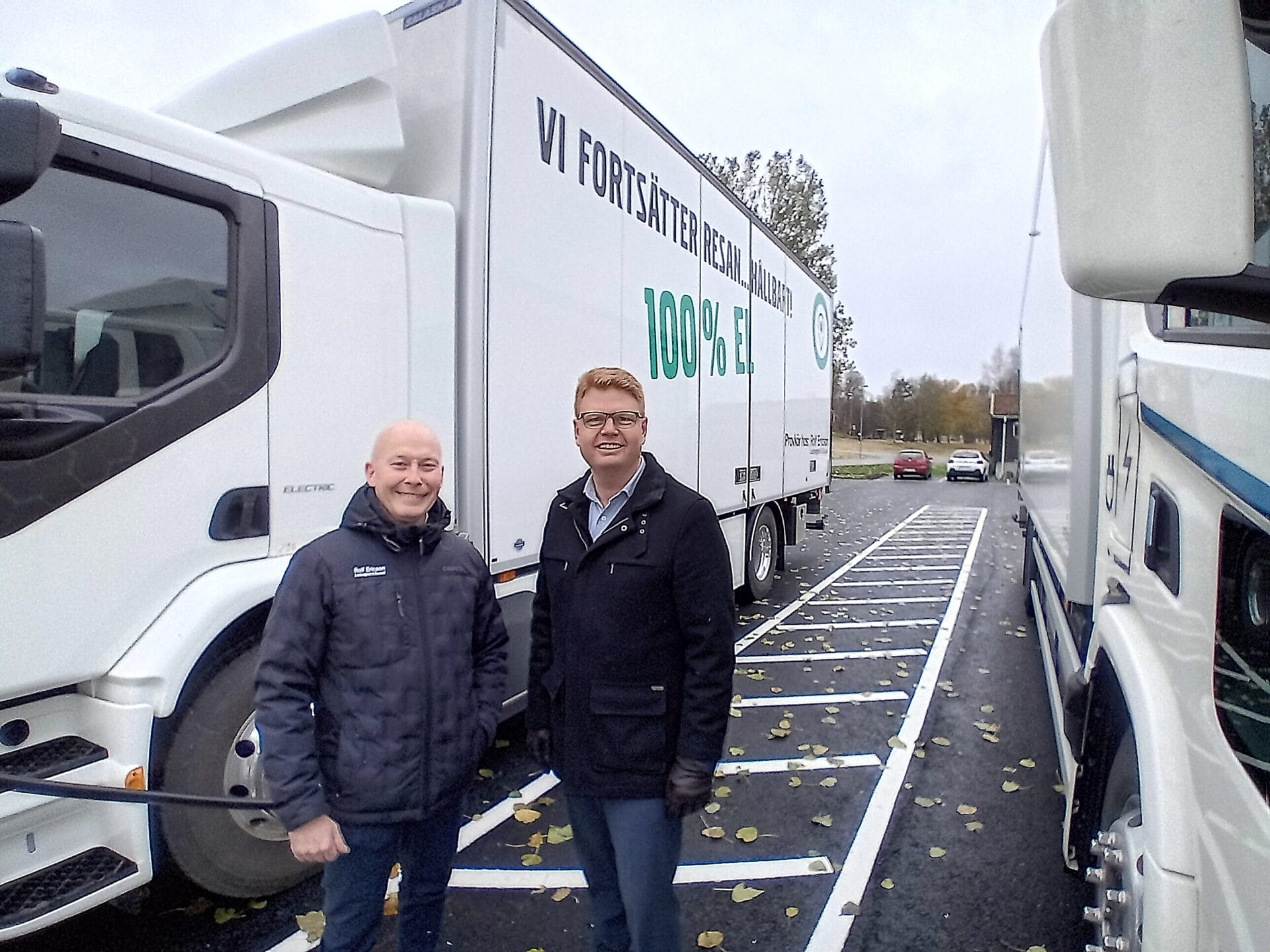 Säljare från Rolf Ericson och Fredrik Rönning framför en stor eldriven lastbil.