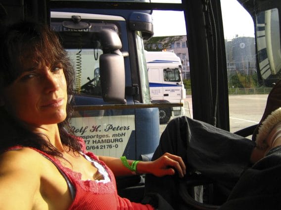 Cecilia Kyllinge kör turnébuss.