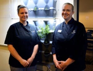 Anna Bengtsson och Emma Malmkvist är två av tre kockar som engagerar sig i att maten ska var god, nyttig och klimatsmart. "Vi är självförsörjande när det gäller örter", berättar Emma. 