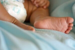 Att ha två barnmorskor på plats under sista delen av förlossningen har visat sig ha goda effekter, förklarar förlossningsläkaren Anna Sandström. Foto: Dreamstime