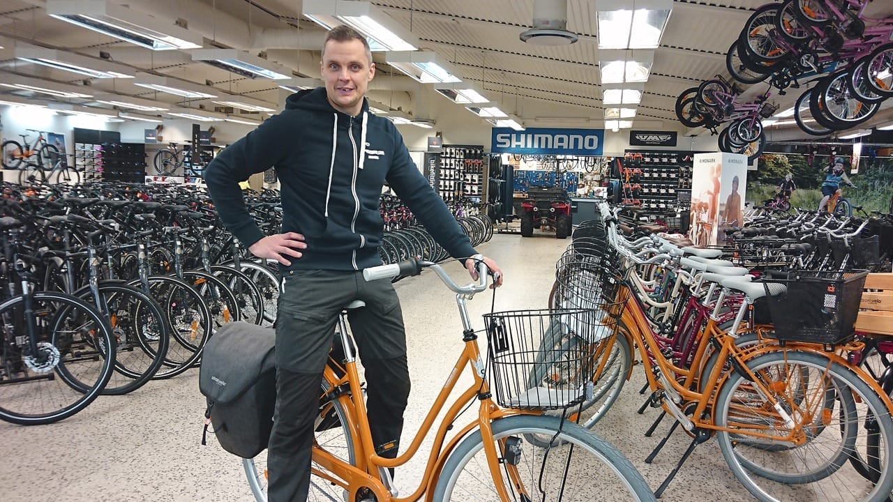 Anders Claeson på en orange cykel.