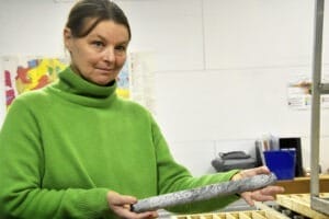 Petra Brodin visar ett exemplar av borrkärna från Alicanto Minerals prospektering i Falun. Foto: Sonny Jonasson