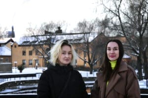 Karyna Solohub och Valeriya Kovalenko flydde med sina barn när Ryssland anföll Ukraina och kriget drabbade deras hemstäder. Foto: Sonny Jonasson