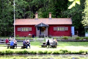 I fjol renoverades Café Frostbrunnsdalen efter en brand och en vattenskada. Nu säljer Tilda Lagnelius verksamheten. Foto: Tova Carlsson/Arkiv