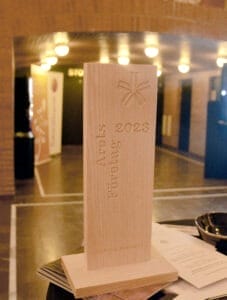 I år fick alla pristagare en trästatyett med sin kategori ingraverad. Statyetten är gjord av Säters snickerifabrik och just den här gick till UW-Tech i Falun. Foto: Karin Diffner