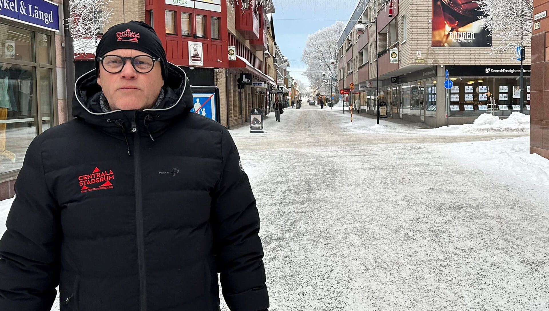 Lasse Westin, centrumutvecklare och verksamhetsledare inom Centrala stadsrum står på Slaggatan i Falun. En gata som i många år haft utmaningar. Nu görs en nysatsning på att lyfta gatan. En liknande satsning ska göras på Åsgatan.