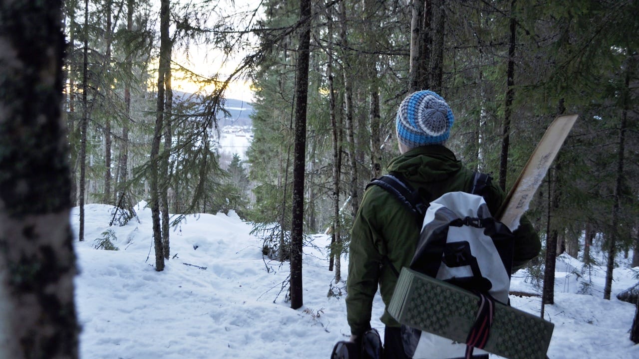 Johan på skidor i vinterkläd skogslandskap.