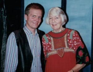 Björklund med Barbro Hiort af Ornäs, som spelade Mrs Gordon i "Stad af Guld". Barbro är för många sannolikt även bekant som mamma till Stig-Helmer Olsson i flera "Sällskapsresan"-filmer. Foto: Privat