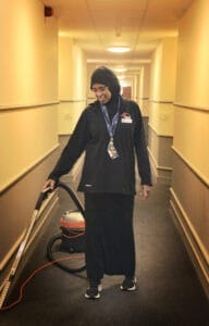 Nasra städar hotellrum, korridorer, trappor och bastun. "Jag trivs jättebra och lär mig nya saker varje dag", säger hon. 