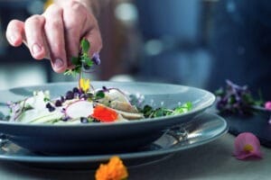Smedsbo Gastronomiska Akademi delar den stora entusiasmen för gemenskap och smakmanövrar i köksmiljö. Foto: Dreamstime