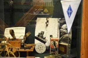 Klubben förfogar över välbevarad radiohistoria. Här ses bland annat grundaren Ove Mogensen med den första sändaren som användes 1924 av Falu Radioklubb. Foto: Sonny Jonasson