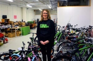 Cyklar är något av det som lånas ut mest på Fritidsbanken. "Nu ska vi snart ställa ut dem till våren igen", säger Terese Nyström som är platsansvarig. 
