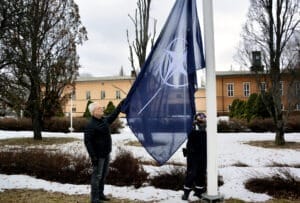 I måndags hissade Adam Streitlien (till höger) Natoflaggan utanför kommunhuset för första gången. "Det är viktigt att visa att vi är på tårna", säger kommunalrådet Ulrik Bergman. 