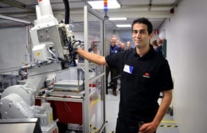 Maskinoperatören Adwan Alhesnawi är en av dem som ska jobba med den nya laserutrustningen. "En ofantlig skillnad för oss", säger han.