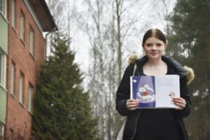 "Under påsklovet ska jag göra tre bokläsningar här i Falun", berättar en glad Gabriella som fått en rivstart på författarsysslan. Foto: Sonny Jonasson