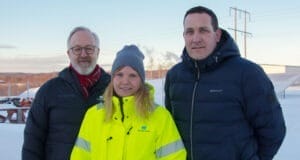 Kent Björk, Elina Aura och Johan Thurin gillar den nya solcellsparken.