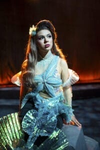 Kiana Blanckert axlar huvudrollen som Ariel i "Den lilla sjöjungfrun – The Musical". Den färgstarka föreställningen spelas den 14 april i Falun. Foto: Linus Bokehsius