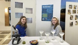 Lana Hildebrand och Agnes Wahlborg från Falu Frigymnasium är duon bakom forskningsprojektet "Havet som kolsänka: Hur påverkas alger av klimatförändringar?". Foto: Emilia Pazur