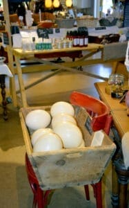 Strutsägg är populära bland besökarna. Ett genomsnittligt ägg väger 1,5 kilo, men på strutsfarmen i Borlänge har flera världsrekordstora ägg lagts. Det största vägde 2 589 gram. 