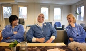 Att Elif Bahceci, Maryam Alnuaimi och Mona Siira har kul tillsammans på jobbet råder det ingen tvekan om. 