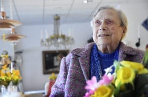 Majvor Perols fyller i maj 93 år. Nu är hennes tonsäkra stämma och stiliga lyrik förevigad i debutalstret "Sjung en sång". Foto: Sonny Jonasson