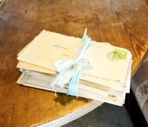 Kärleksbreven hittades på en vind och skickades med fältpost från fästmön till fästmannen. De är poststämplade i Borlänge på 1940-talet. 