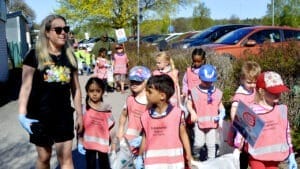 Tillsammans med bland andra barnskötaren Micaela Gunnerus deltog Trubadurens äldsta barn nyligen i Håll Sverige rents årliga skräpplockardag. 